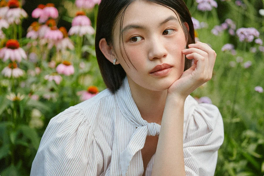 花畑にいるYULのモデル